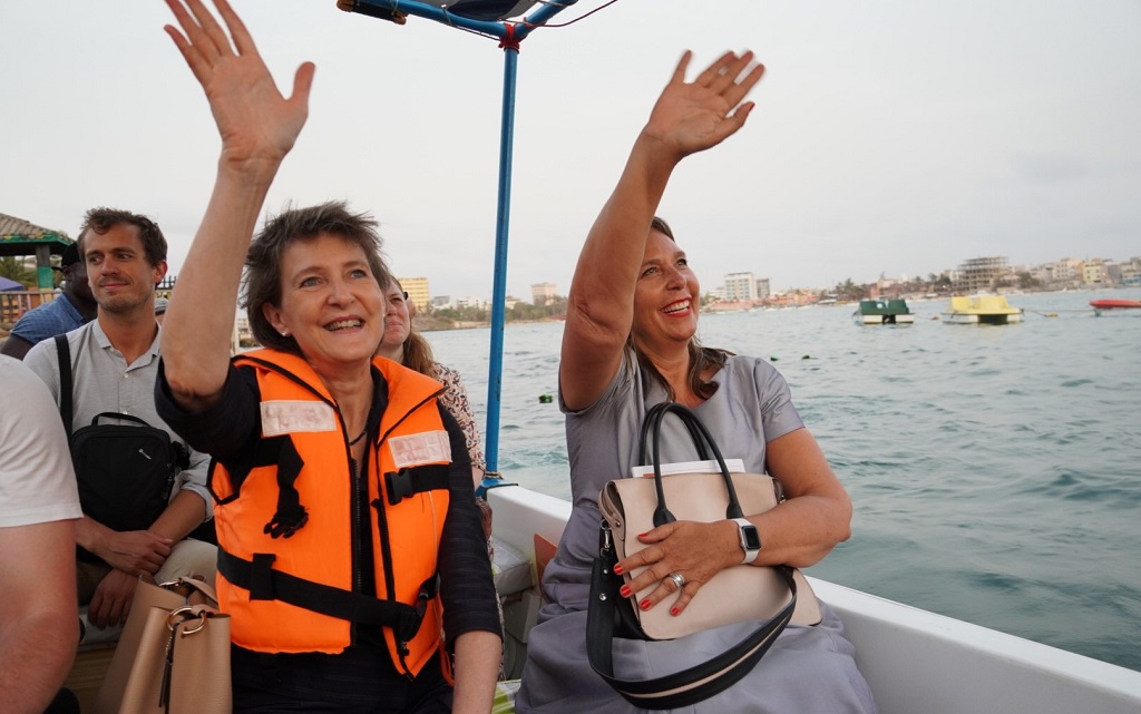 Pendant la traversée en bateau avec l’ambassadrice suisse au Sénégal, Marion Weichelt